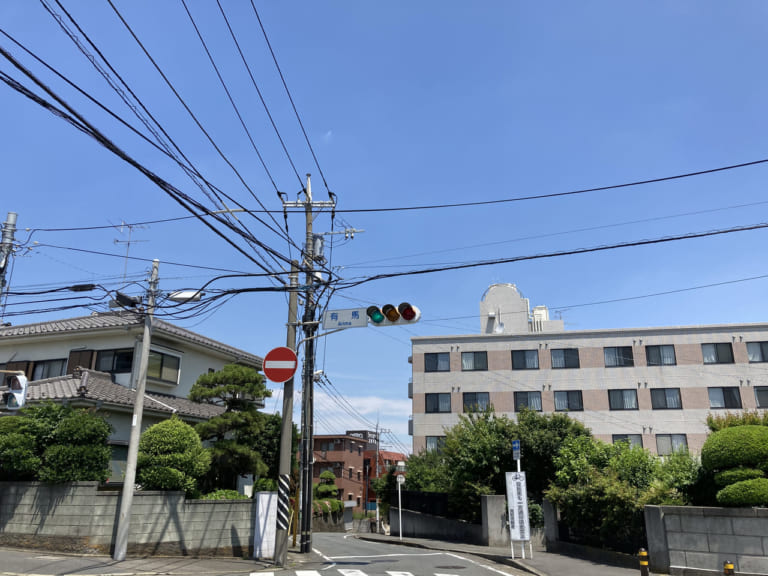 【川崎市宮前区】有馬の交差点から宮前平駅前にのびる道は一方通行ですよ〜。宮前警察署からの看板のおかげで侵入禁止が分かりやすくなっています。