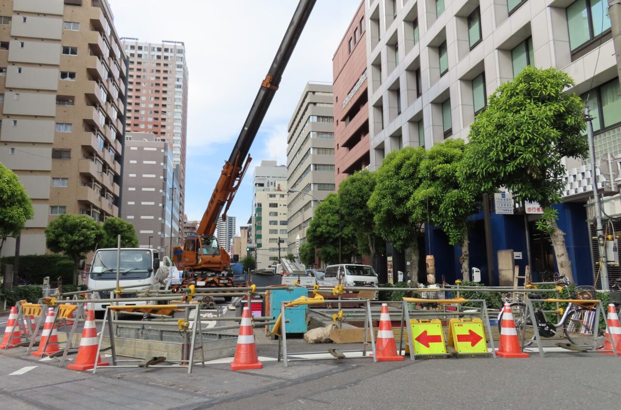 道路工事の現場とクレーン車