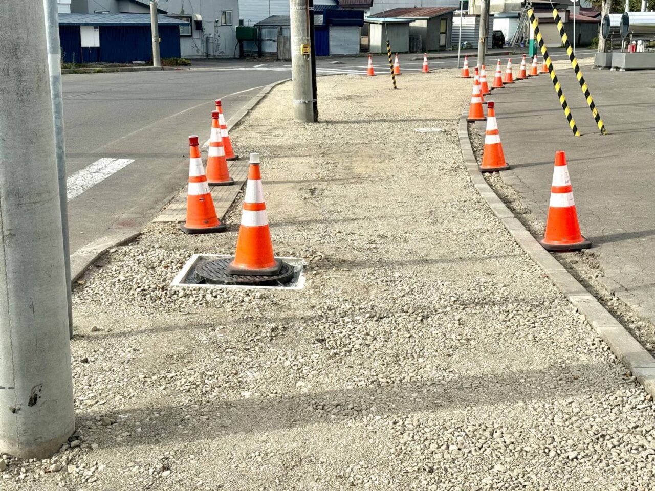 歩道工事とカラーコーン
